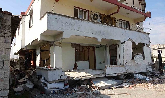 Suriye'de evi bombalandı, Türkiye'de depremde yıkıldı