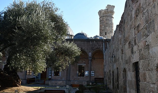 Tarihi Sarı Selim Camiinin minaresi asrın felaketine dayanamadı