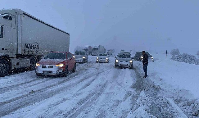 Tatvan'da yolda mahsur kalanları afet bölgesine giden AFAD ekibi kurtardı