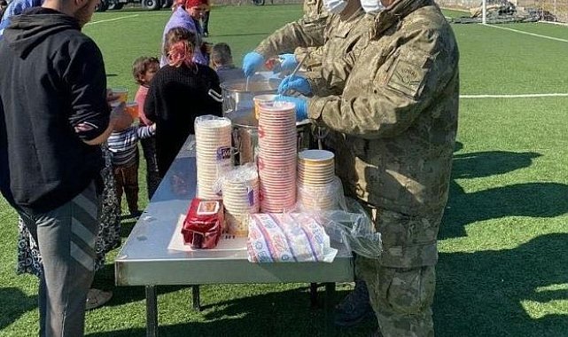 Tekirdağ'daki askeri birlikler deprem bölgesinde hizmet veriyor