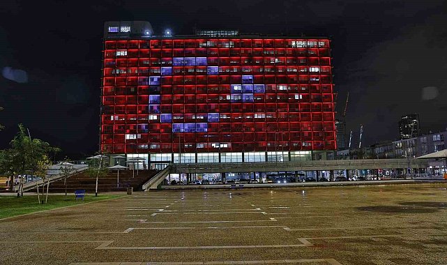 Tel Aviv'de belediye binasına Türk bayrağı silüeti yansıtıldı