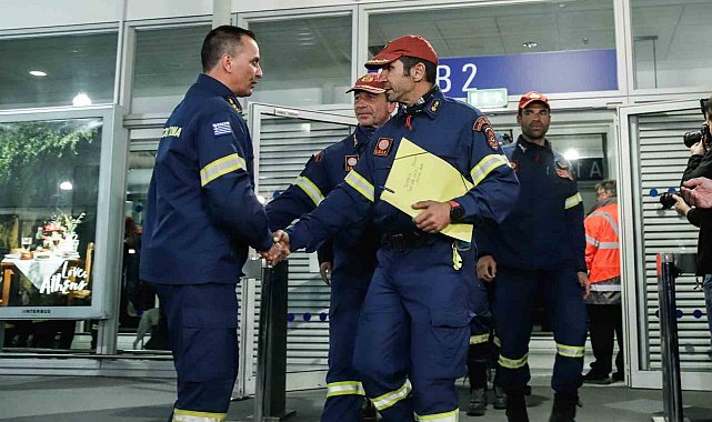 Türkiye'den ayrılan Yunan arama-kurtarma ekipleri Atina'da ilgiyle karşılandı