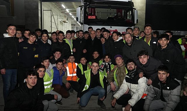 Ümraniye'de 180 tırlık yardım malzemesini arı gibi çalışan gençler hazırladı