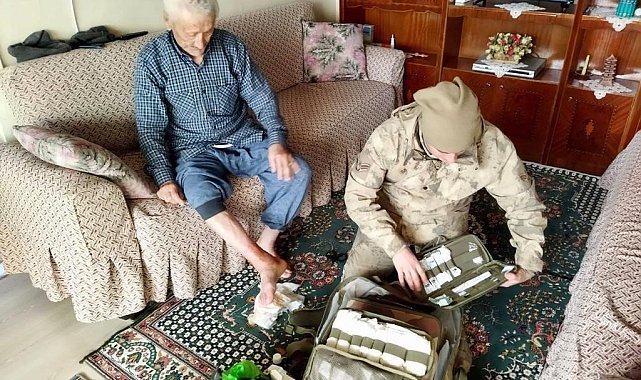 Van jandarması 55 kişiyi enkazdan sağ kurtardı