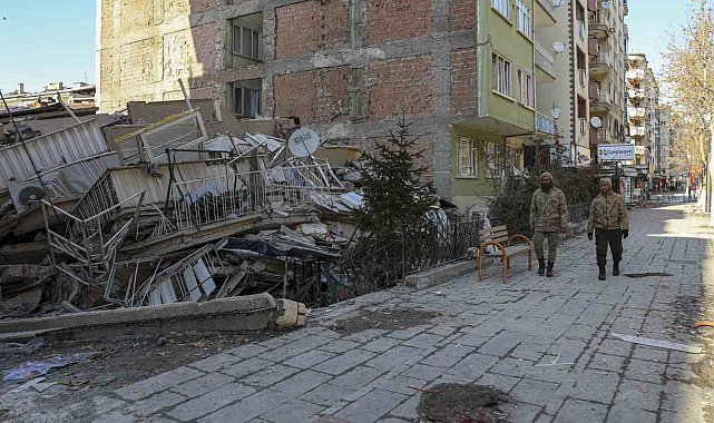 Vanlı güvenlik korucuları deprem bölgesinde nöbette