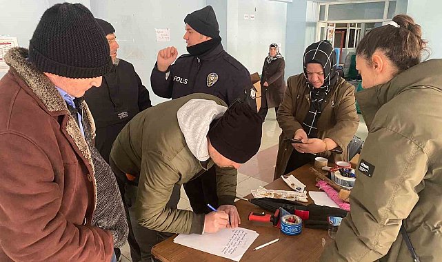Yardım merkezine getirilen yorgandan çok sayıda altın çıktı