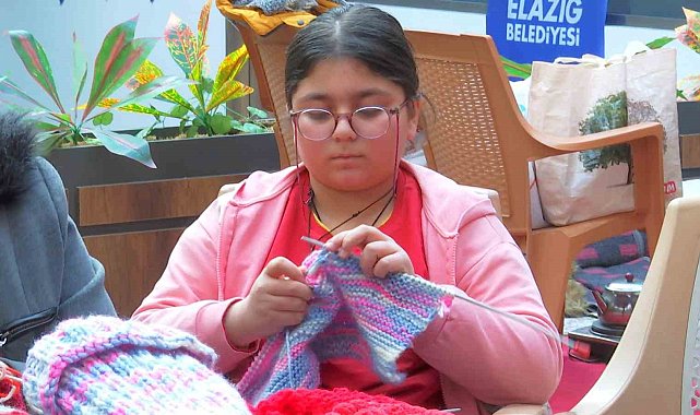 Yaşı küçük ama gönlü büyük, kendisi gibi depremzede çocuklar için bere ve atkı örüyor