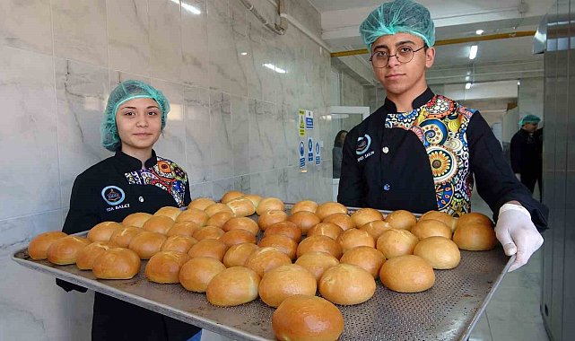 Yozgat'ta öğretmen ve öğrenciler, depremzedeler için ekmek ve yemek hazırlıyor