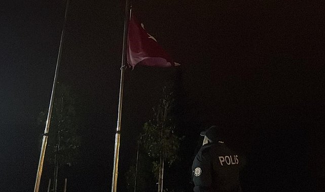 Zonguldak'ta bayraklar yarıya indirildi
