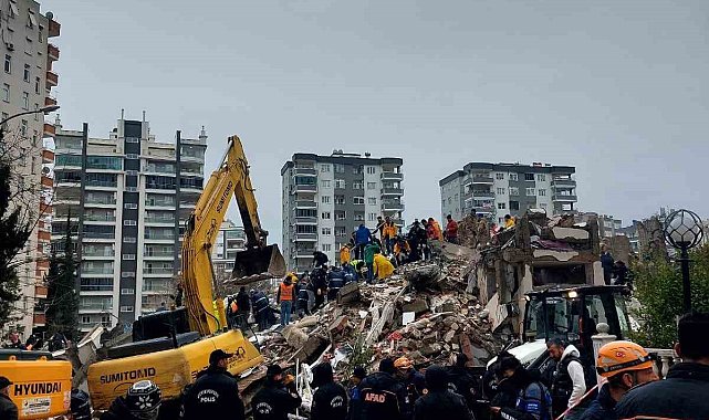 100 kişiye mezar olan apartmanın müteahhitti baba-kız aranıyor