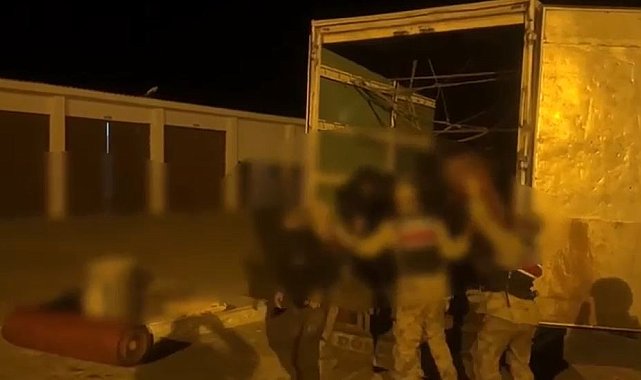 'Ev eşyası var' denilen kamyonda 60 göçmen çıktı