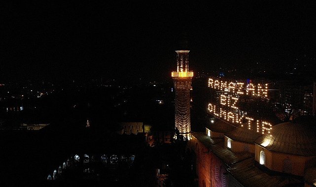 624 yıllık Ulu Cami'ye asılan Ramazan mahyası geceyi aydınlattı