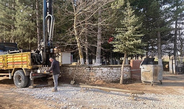 Altıntaş'ta şehitlik ve mezarlıkta bakım onarım çalışması