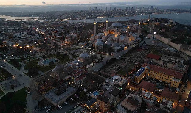 Ayasofya Camii'nin avlusunda vatandaşlar ilk orucunu açtı