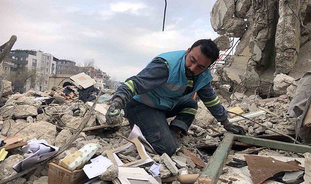 Babadan kalan 50 yıllık dükkânın enkazında tırnaklarıyla hatıralarını arıyor