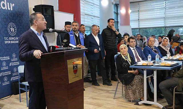 Bakan Bozdağ ilk iftarını yurtta depremzedelerle açtı