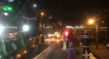 Bakırköy'de kontrolden çıkan araç metro yoluna uçtu: 2 yaralı