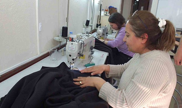 Balıkesir'de kadınlar depremzedeler için battaniye üretiyorlar