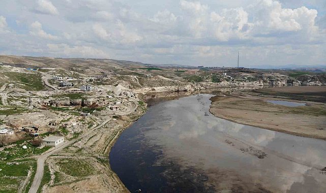 Batman Çayı ve Dicle Nehri'ne sızan ham petrol havadan görüntülendi