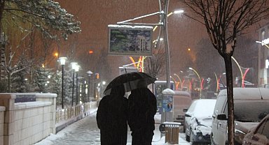 Bayburt'ta kış geri geldi lapa lapa kar yağdı