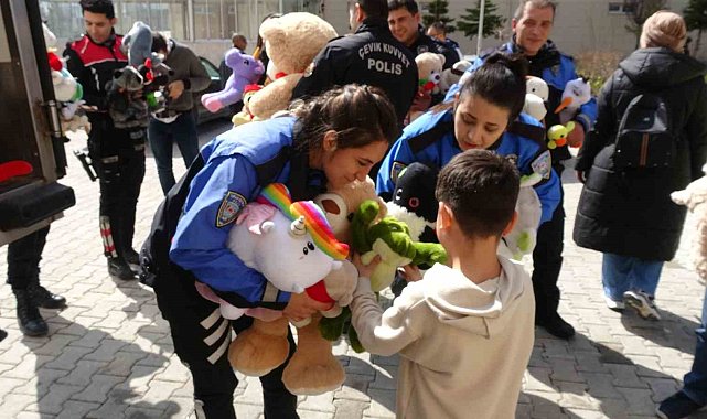 Burdur polisi yurtta kalan depremzede çocuklara oyuncak dağıttı