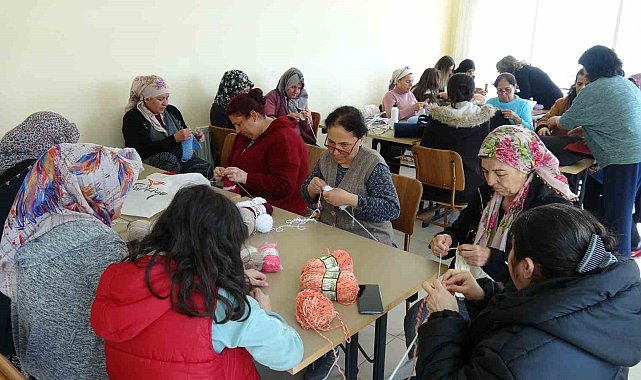 Burdur'da kalan depremzedeler el sanatları kursuyla kendilerini geliştiriyor