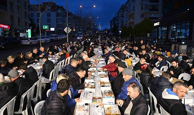 Cadde kapatıldı, 2 bin kişi birlikte iftar yaptı