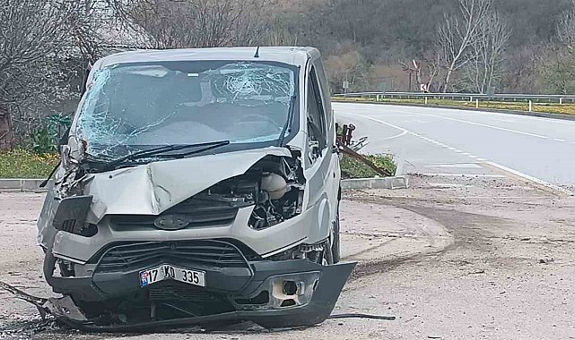 Çan'da kontrolden çıkan ticari araç elektrik direğine çarptı