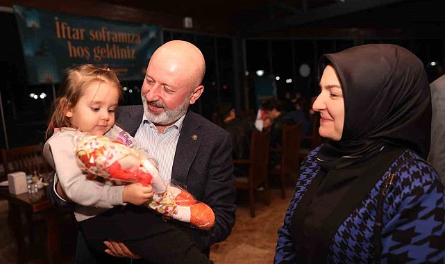 Çolakbayrakdar çifti, iftarı depremzede öğrenciler ve aileleriyle açtı