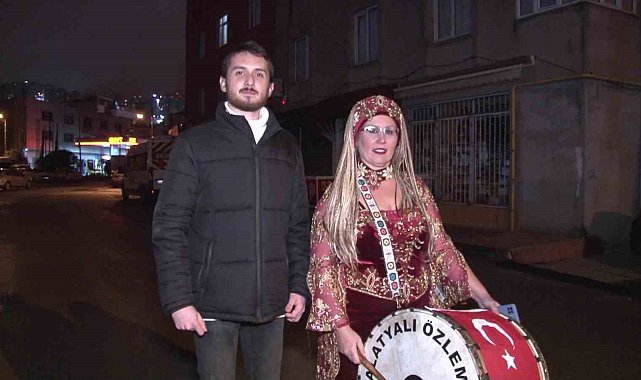 Datça'nın ilk kadın ramazan davulcusu Maltepelileri sahura uyandırıyor