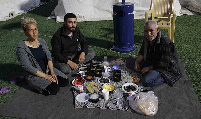 Deprem bölgesinde ilk iftar