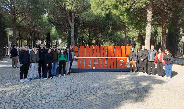 Depremde yardım gönüllüsü olan gençler Çanakkale'de