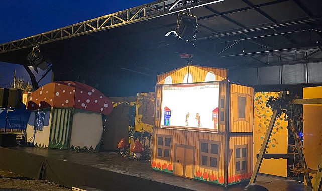 Depremzede çocuklar mobil sahne ile doyasıya eğlendi