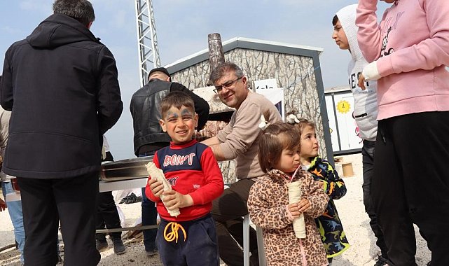 Depremzede çocuklara Oltu cağ kebabı ikram ettiler