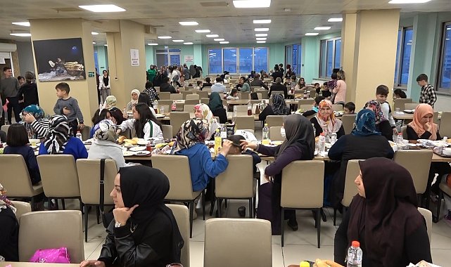 Depremzedeler evlerinden ve memleketlerden uzak ilk iftarlarını açtı