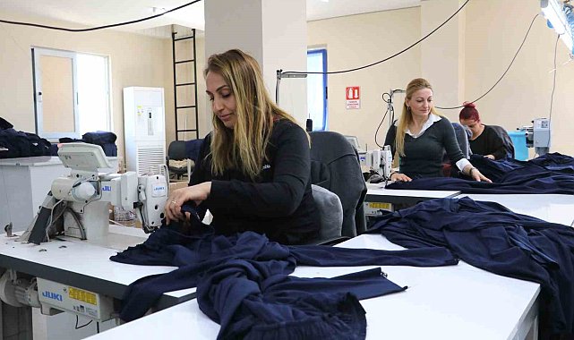 Depremzedeler için örnek çalışma: İhtiyaca göre üretip gönderiyorlar