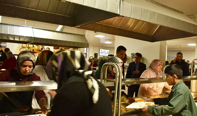 Depremzedeler iftarlarını kaldıkları GSB yurtlarında açtı