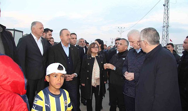Dışişleri Bakanı Çavuşoğlu iftarını depremzedelerle yaptı