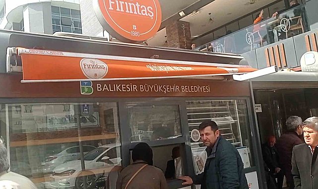 Edremit'te vatandaş Fırıntaş'ın 350 gramlık pidesine hücum etti
