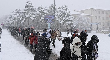 Erzincan'da kar yağışı nedeniyle taşımalı eğitime ara verildi