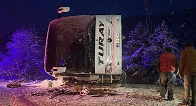 Erzincan'da yolcu otobüsü şarampole devrildi: 2 ölü, 21 yaralı