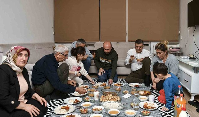 Esenyurt Belediye Başkanı Bozkurt ilk iftarını depremzede aile ile yaptı