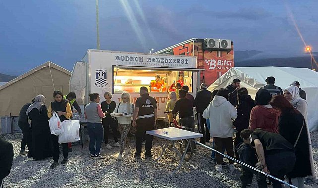 Hatay'daki Bodrum çadırında depremzedeler iftar açtı