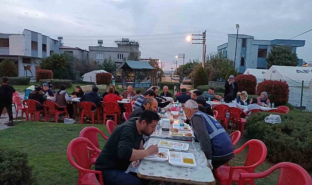 İhlas Vakfı Osmaniye'de depremzedelere iftar verdi