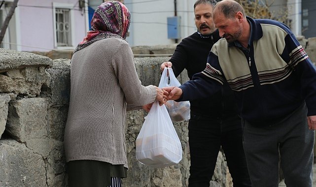 İhtiyaç sahibi vatandaşlara iftar yemeği dağıtılıyor