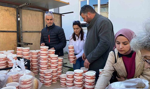 İhtiyaç sahiplerinin iftarlıklarını elleri ile hazırladılar