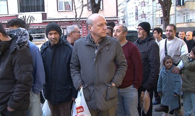 İstanbul'da Ramazanın ilk gününde vatandaşlar pide kuyruğuna girdi