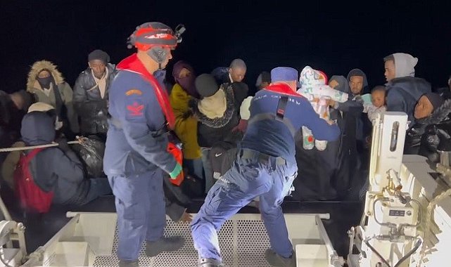 İzmir açıklarında 59 göçmen kurtarıldı, 1 Türk vatandaşı yakalandı