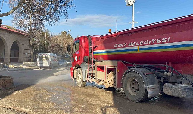 İzmit Belediyesi ekipleri, sel bölgesinde aralıksız çalışıyor