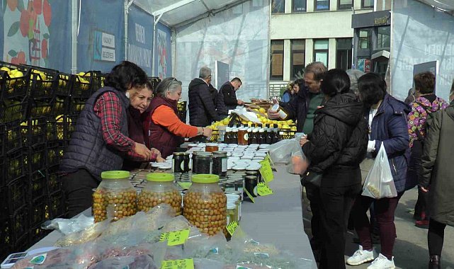 Kadıköy'de depremzede yerel üreticilere destek için Dayanışma Pazarı yeniden kuruldu